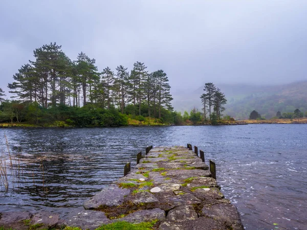 Типичный ирландский пейзаж и романтическое озеро на полуострове Беара — стоковое фото