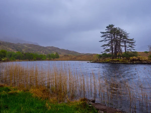 Paysage irlandais typique et lac romantique dans la péninsule de Beara — Photo