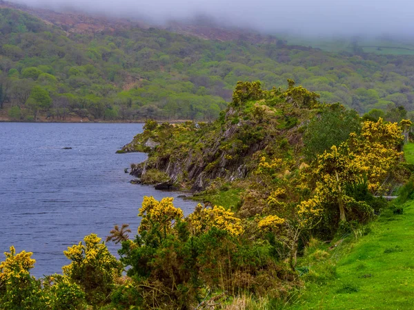 アイルランドの Gleninchaquin 公園で素晴らしい湖 — ストック写真