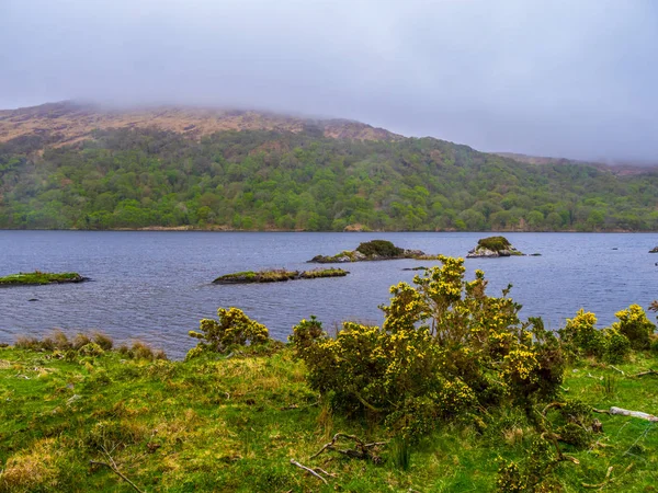 Magnifique lac au Gleninchaquin Park en Irlande — Photo