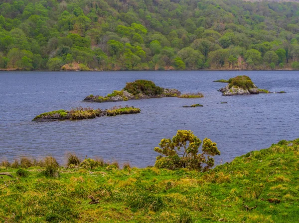 アイルランドの Gleninchaquin 公園で素晴らしい湖 — ストック写真