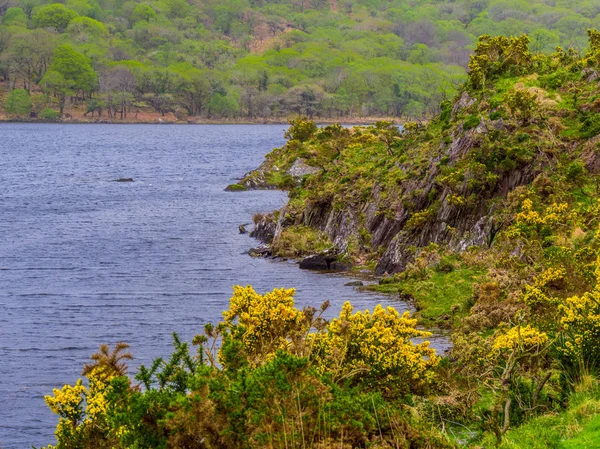 Magnifique lac au Gleninchaquin Park en Irlande — Photo