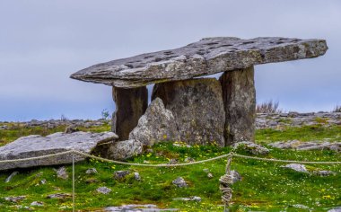 Ünlü Poulnabrone Dolmen mezar İrlanda Burren