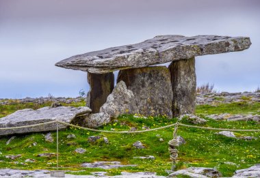 Ünlü Poulnabrone Dolmen mezar İrlanda Burren