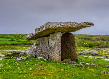 Ünlü Poulnabrone Dolmen mezar İrlanda Burren