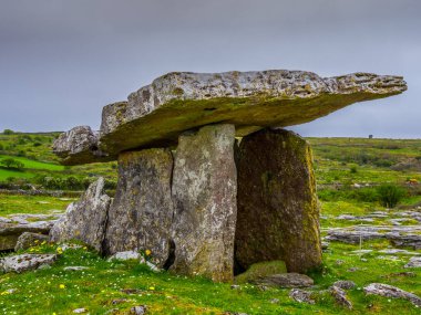 Ünlü Poulnabrone Dolmen mezar İrlanda Burren