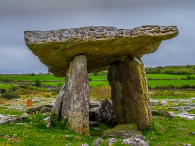 Ünlü Poulnabrone Dolmen mezar İrlanda Burren
