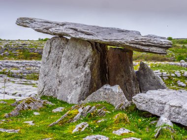Ünlü Poulnabrone Dolmen mezar İrlanda Burren