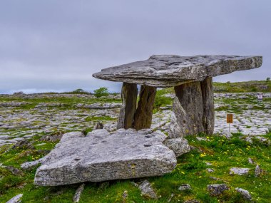 Ünlü Poulnabrone Dolmen mezar İrlanda Burren