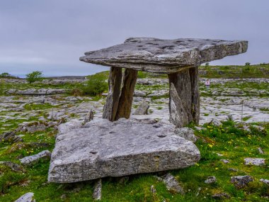 Ünlü Poulnabrone Dolmen mezar İrlanda Burren