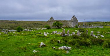 İrlanda antik kilise harabe
