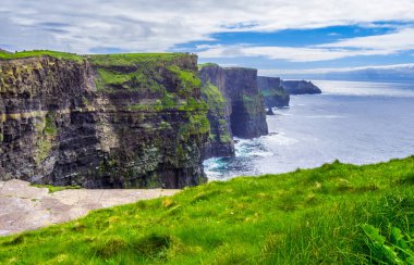 Yeşil çim ve İrlanda Moher Cliffs, doğa