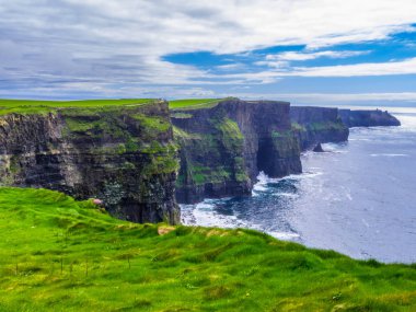 İrlanda Moher uçurumlar üzerinden inanılmaz geniş açı görünüm