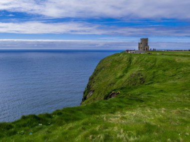 Yeşil çim ve İrlanda Moher Cliffs, doğa