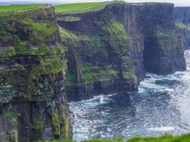 İrlanda'nın Atlantik kıyısında, Moher kayalıklarla