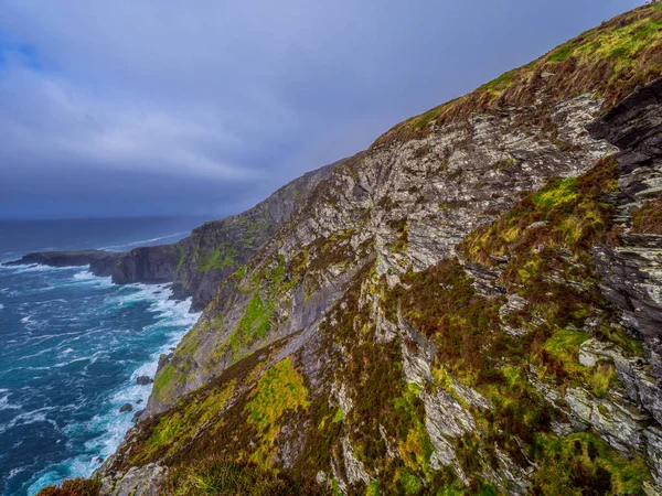 Les étonnantes falaises Fogher sur la côte ouest irlandaise — Photo