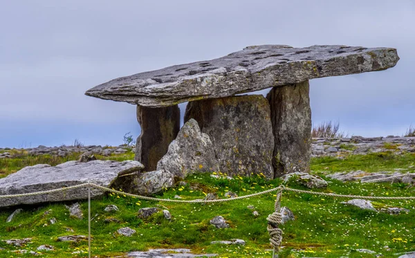 Das berühmte dolmengrab poulnabrone im burren irlands — Stockfoto