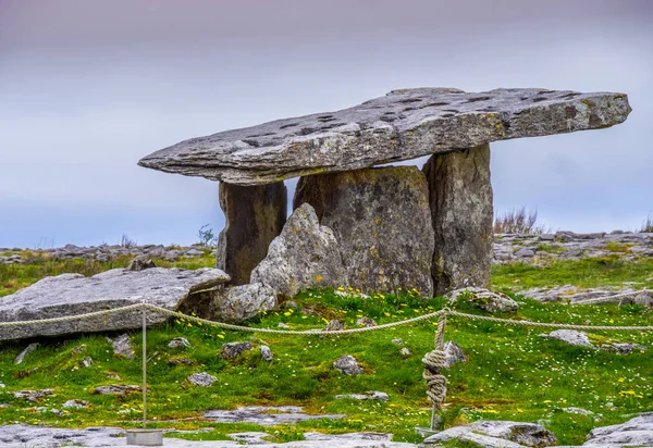 The famous Poulnabrone Dolmen Tomb in the Burren of Ireland — Stock Photo, Image