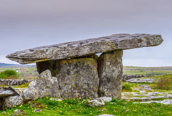 The famous Poulnabrone Dolmen Tomb in the Burren of Ireland — Stock Photo, Image