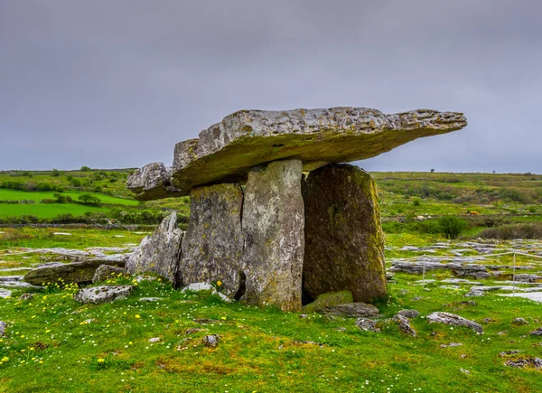 Ünlü Poulnabrone Dolmen mezar İrlanda Burren
