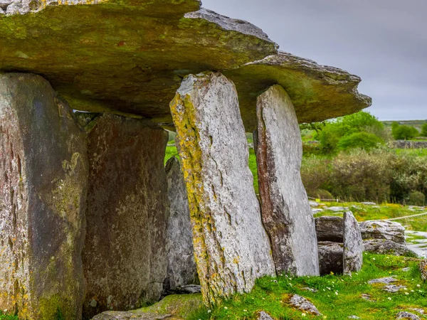 La famosa tumba de Dolmen de Poulnabrone en el Burren de Irlanda — Foto de Stock