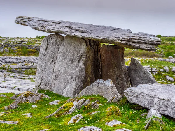 O famoso túmulo de Poulnabrone Dolmen no Burren da Irlanda — Fotografia de Stock