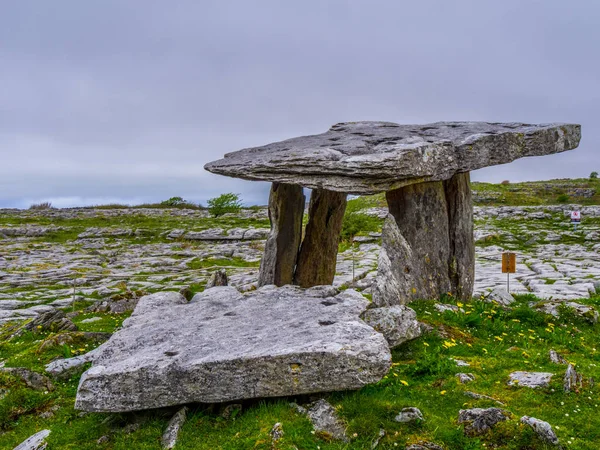 The famous Poulnabrone Dolmen Tomb in the Burren of Ireland — Stock Photo, Image