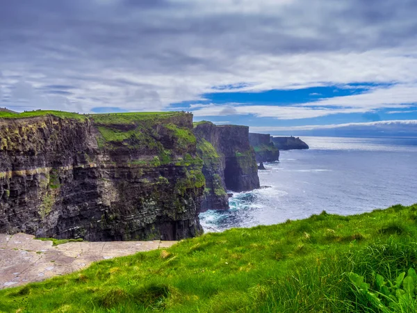 Muhteşem doğa ve manzara İrlanda Moher Cliffs at