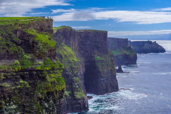 Scogliere di Moher famose in tutto il mondo sulla costa atlantica dell'Irlanda — Foto Stock