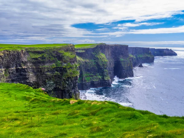 アイルランドのモハーの断崖上の驚くべき広い視野 — ストック写真
