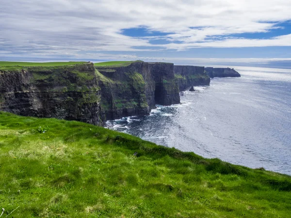 İrlanda Moher uçurumlar üzerinden inanılmaz geniş açı görünüm