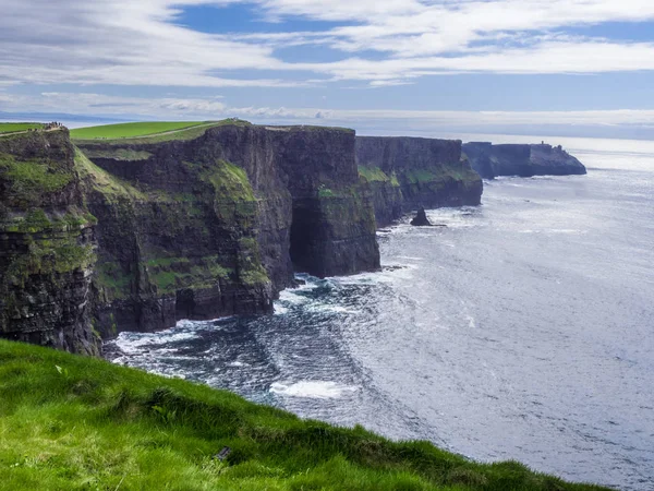 Incredibile vista ad ampio angolo sulle scogliere di Moher in Irlanda — Foto Stock