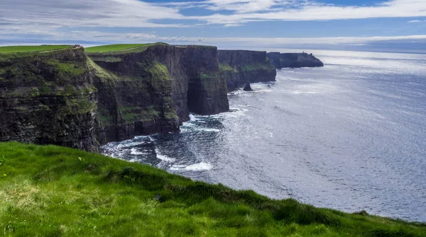 Dünya ünlü Cliffs, Moher İrlanda'nın Atlantik kıyısında — Stok fotoğraf