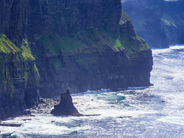 Wild Atlantic Water percutant les falaises de Moher en Irlande — Photo