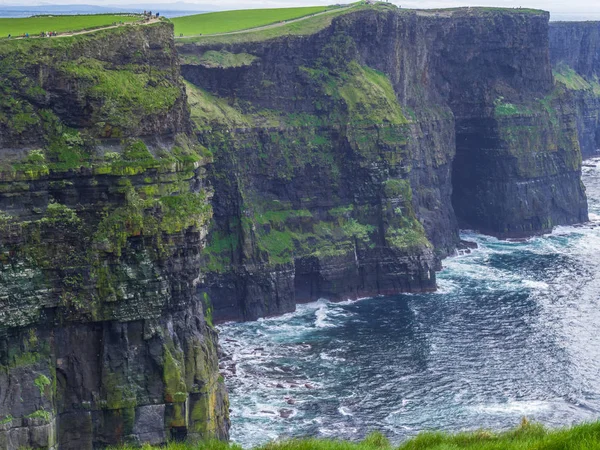 İrlanda'nın Atlantik kıyısında, Moher kayalıklarla