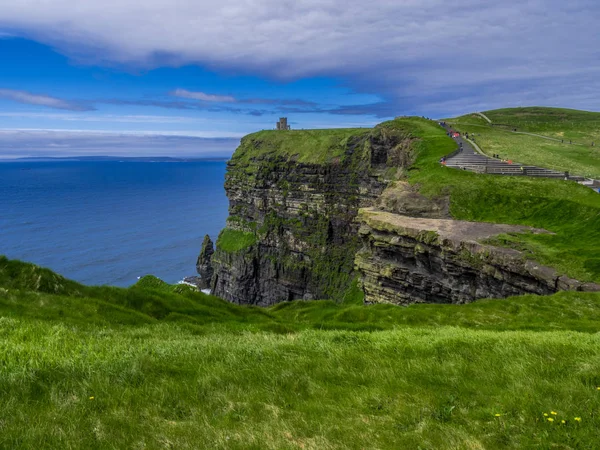 Scogliere di Moher famose in tutto il mondo sulla costa atlantica dell'Irlanda — Foto Stock