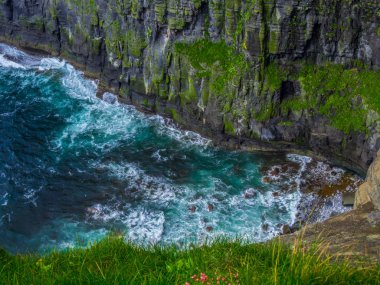 Yaban Atlantik İrlanda Moher kayalıklarla isabet su