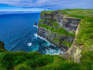 İrlanda Moher uçurumlar üzerinden inanılmaz geniş açı görünüm