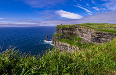 Moher İrlandalı kayalıklarla masmavi gökyüzü altında