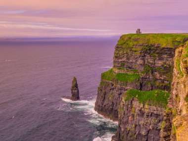 Cliffs Moher İrlanda gün batımında