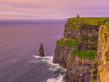 Cliffs Moher İrlanda gün batımında