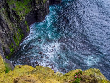 Yaban Atlantik İrlanda Moher kayalıklarla isabet su