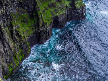 Yaban Atlantik İrlanda Moher kayalıklarla isabet su