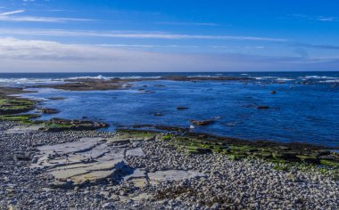 İrlanda kıyıları kayalık Kilkee kumsalda