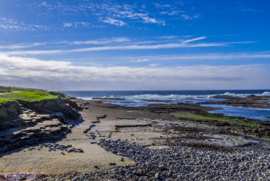 İrlanda kıyıları kayalık Kilkee kumsalda