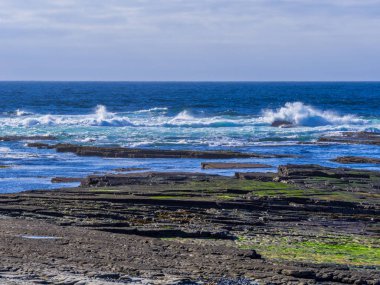 Vahşi okyanus suları Kilkee Beach İrlanda