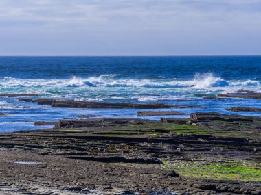Vahşi okyanus suları Kilkee Beach İrlanda