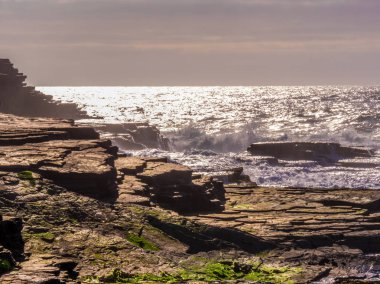 Kayalık Atlantic coast of Ireland gün batımında