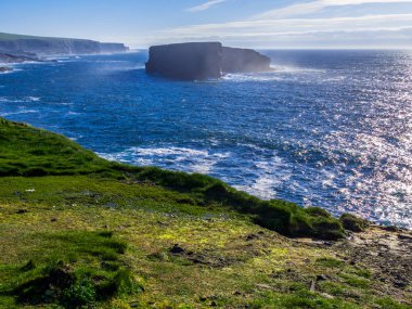Kilkee kayalıklarla İrlanda üzerinden muhteşem görünüm