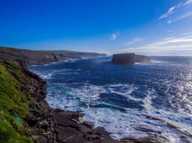 Kilkee kayalıklarla İrlanda üzerinden muhteşem görünüm